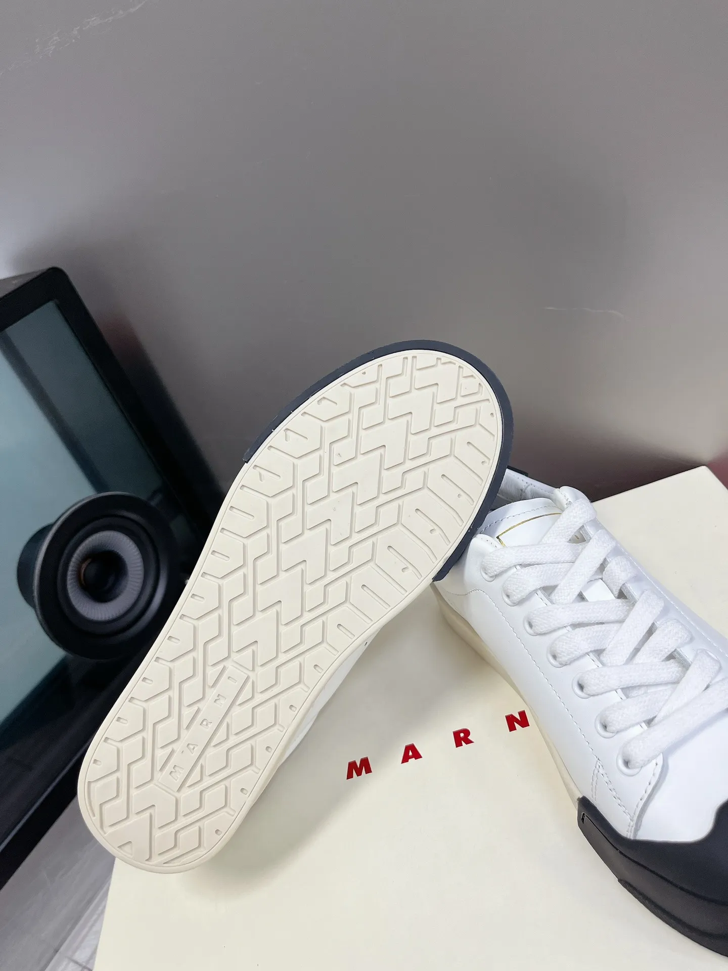 👟👟Ex-factory price 520👟👟 MARNI Mani DADA BUMPER series casual sports shoes shell toe biscuit shoes white shoes. The front and back of the shoes are equipped with rubber protective layers. On the one hand, it increases the wear resistance of the shoes. On the other hand, MARNI uses its good color combinations here. BUMPERs of different colors become the finishing touch of the white shoes, improving the fashion. The uppers are handmade from soft Italian calfskin, which has excellent breathability and elasticity. The special waffle sole (with a diamond pattern like a waffle) is more lightweight, non-slip and wear-resistant. Exquisite packaging at the delivery counter 🛍📦 ▪️Fabric: Original customized imported first-layer cowhide ▪️Inner lining: Original imported soft sheepskin ▪️Sole: Original molded TPU outsole ▪️Sole thickness: 3CM ▪️Size: 35-40